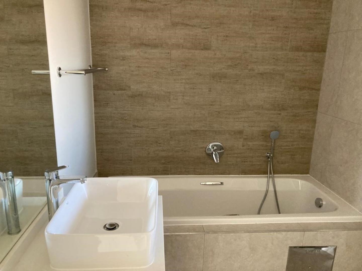 732484_cblos_1_bed_bathroom.jpg